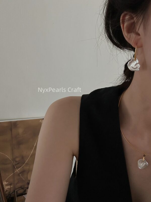 Golden Petal Necklace - 图片 7