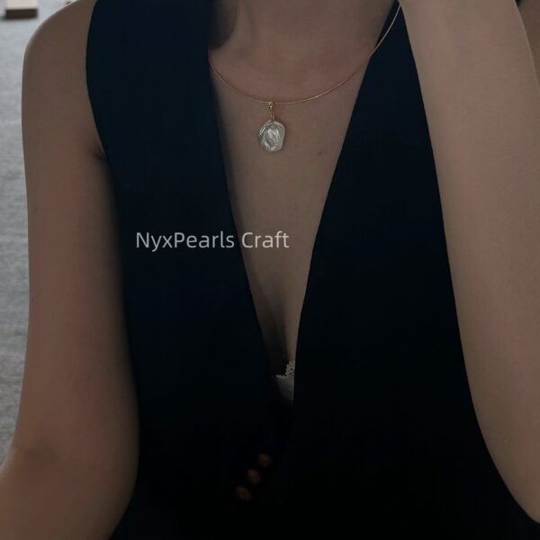 Golden Petal Necklace - 图片 8