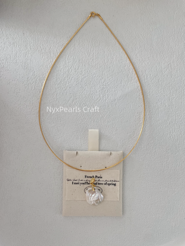 Golden Petal Necklace - 图片 3