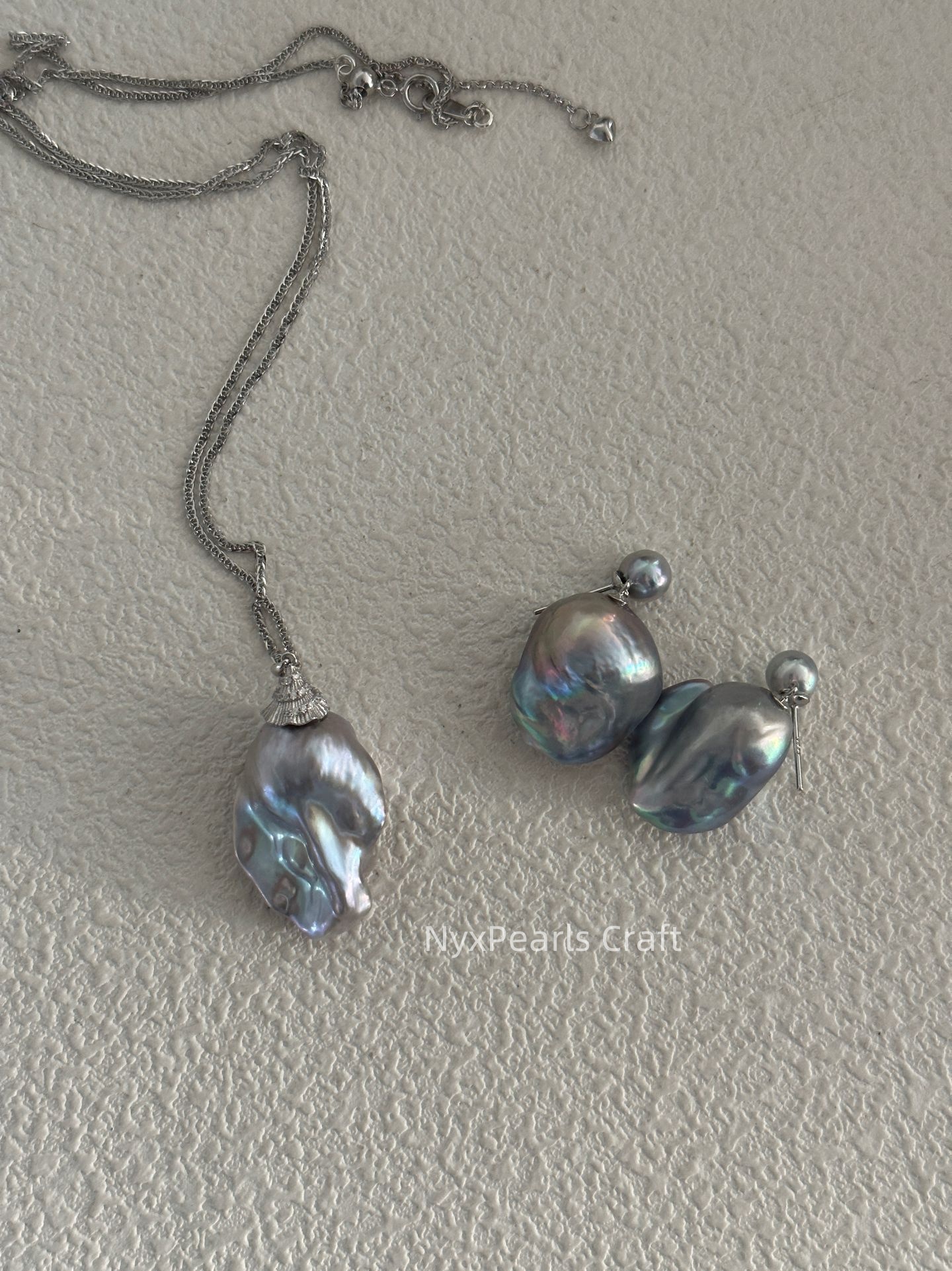 Saltwater Textured & Gray Baroque Twin Pearl Drop Earrings - 图片 9