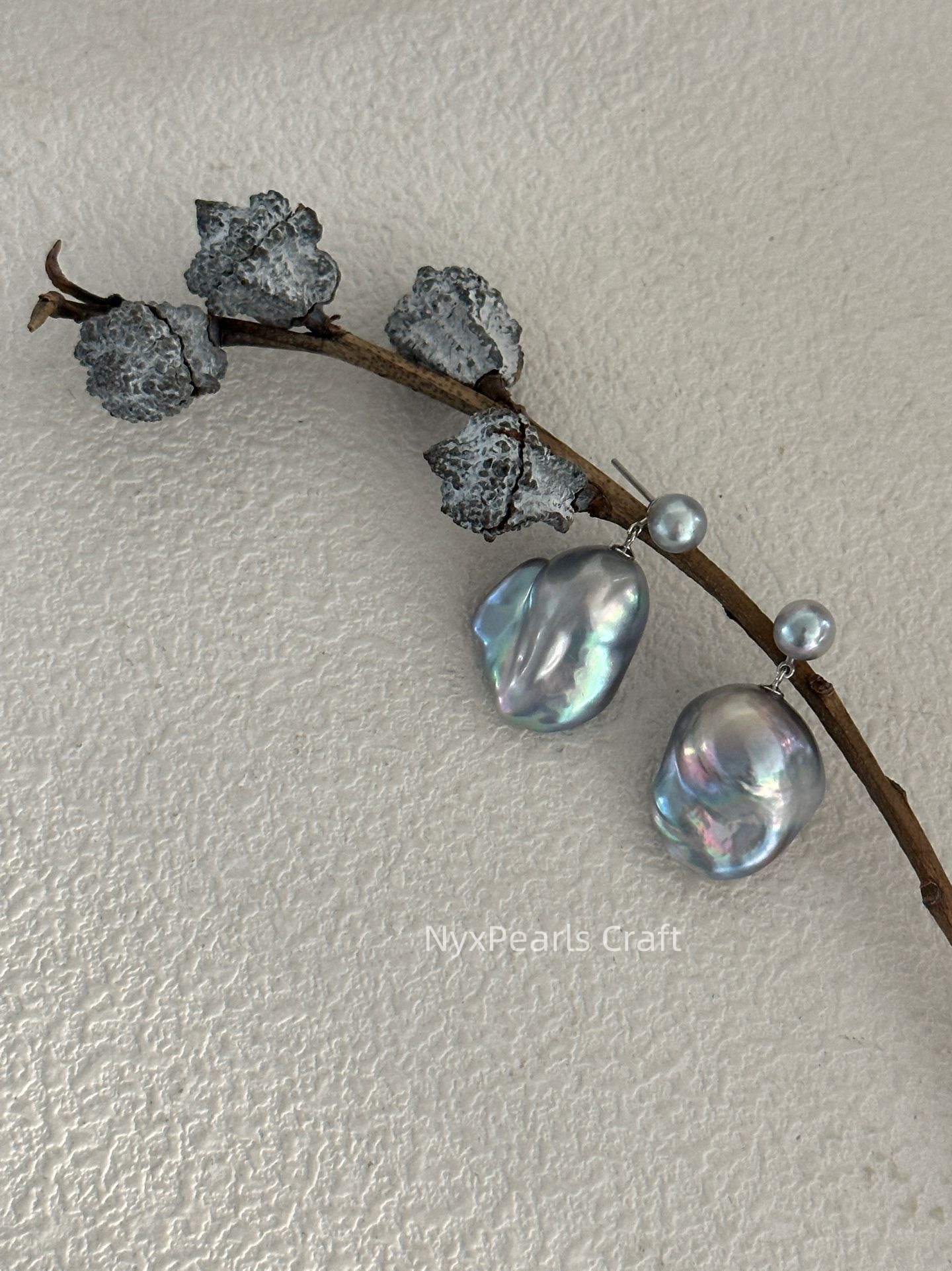 Saltwater Textured & Gray Baroque Twin Pearl Drop Earrings - 图片 7