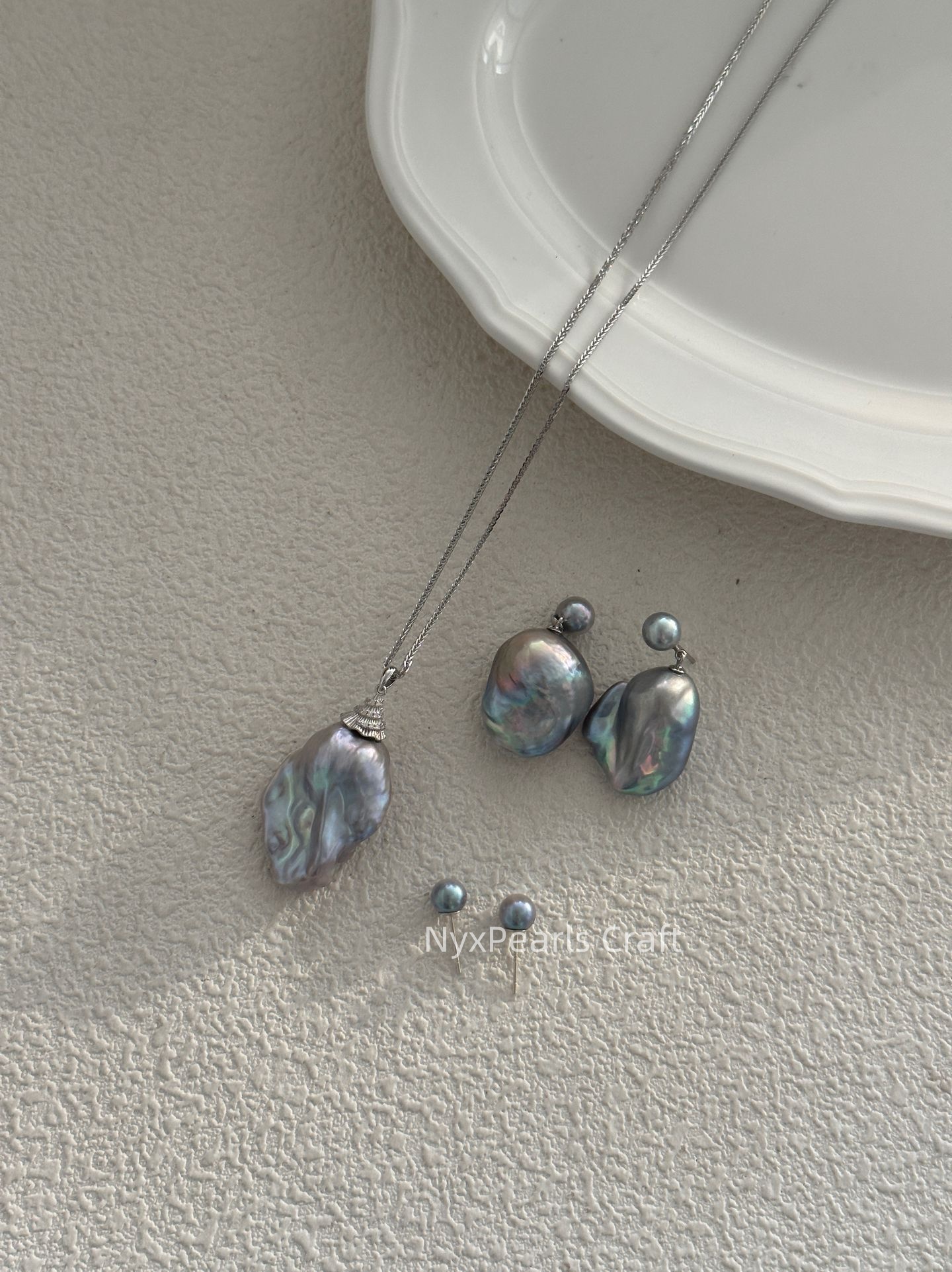 Saltwater Textured & Gray Baroque Twin Pearl Drop Earrings - 图片 5