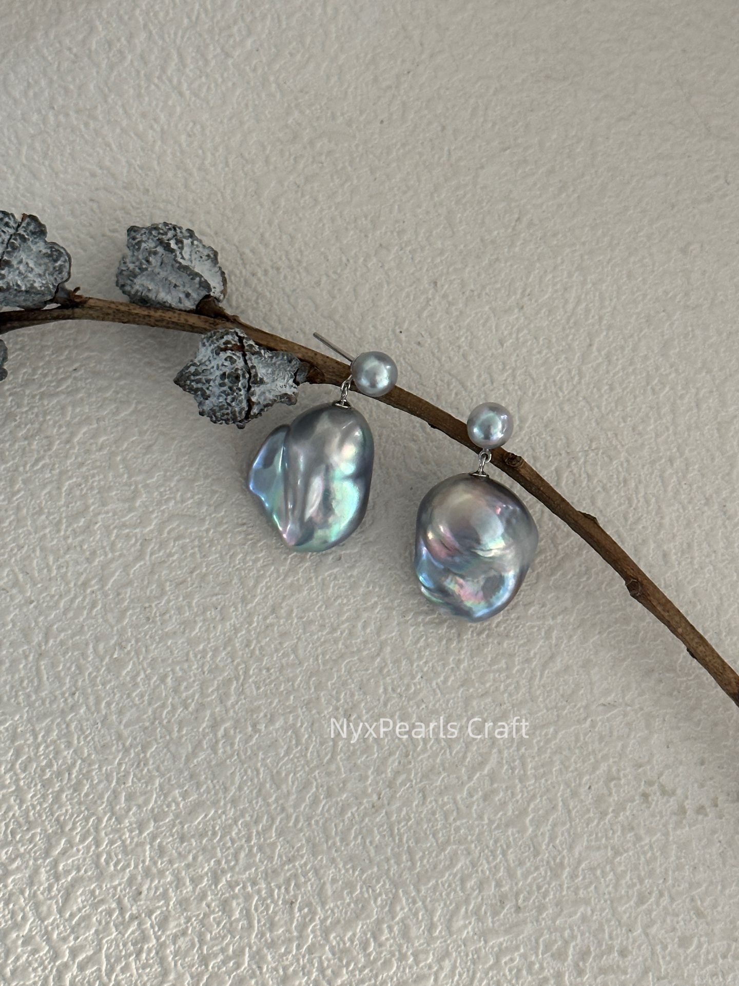 Saltwater Textured & Gray Baroque Twin Pearl Drop Earrings - 图片 4
