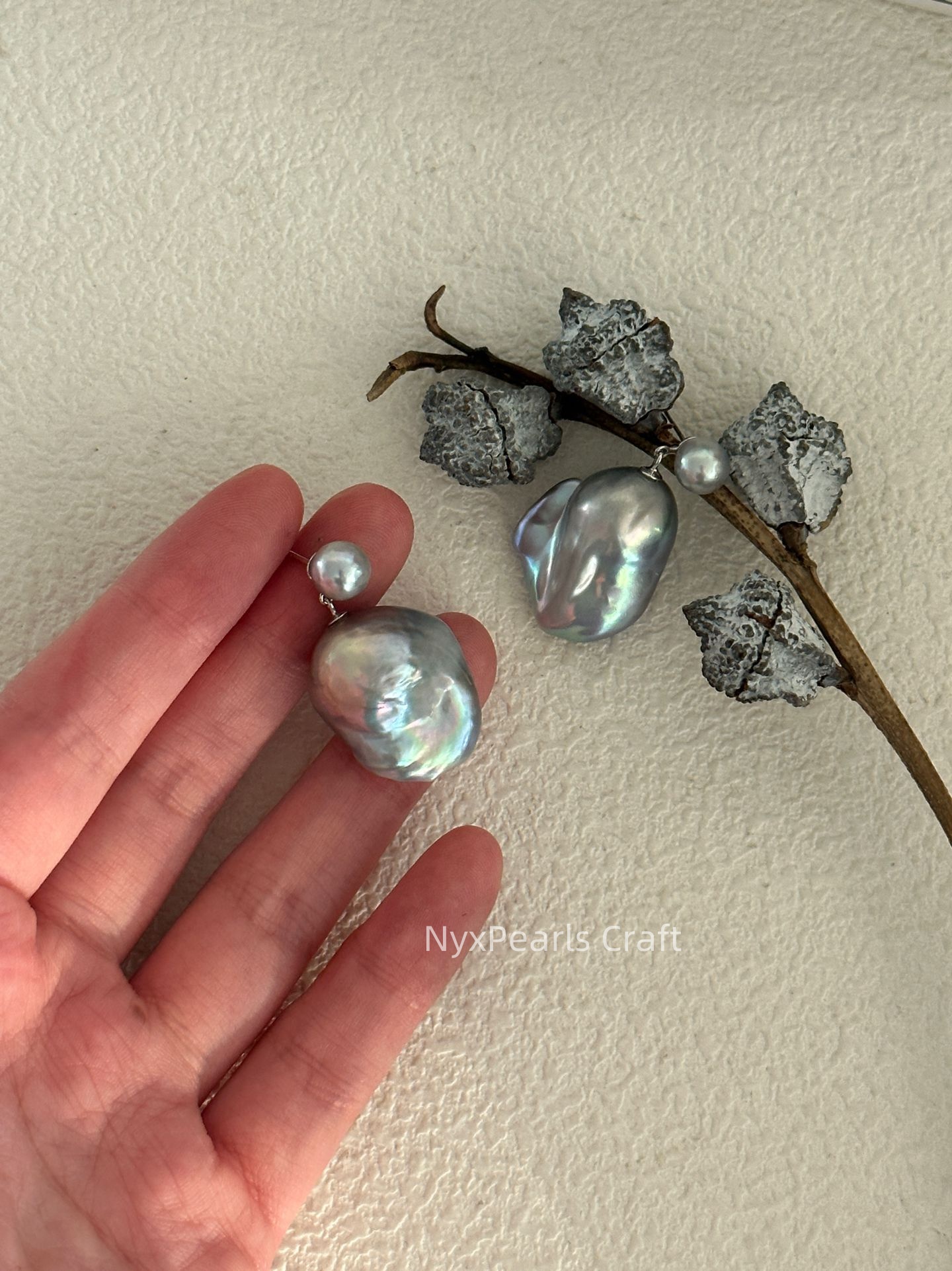 Saltwater Textured & Gray Baroque Twin Pearl Drop Earrings - 图片 3